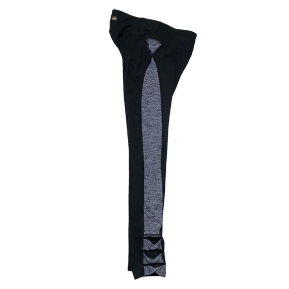 NWT GAIAM 7/8 Yoga Leggings Black and Gray OM Taylor Twist Cut Out Size XS - Picture 11 of 15